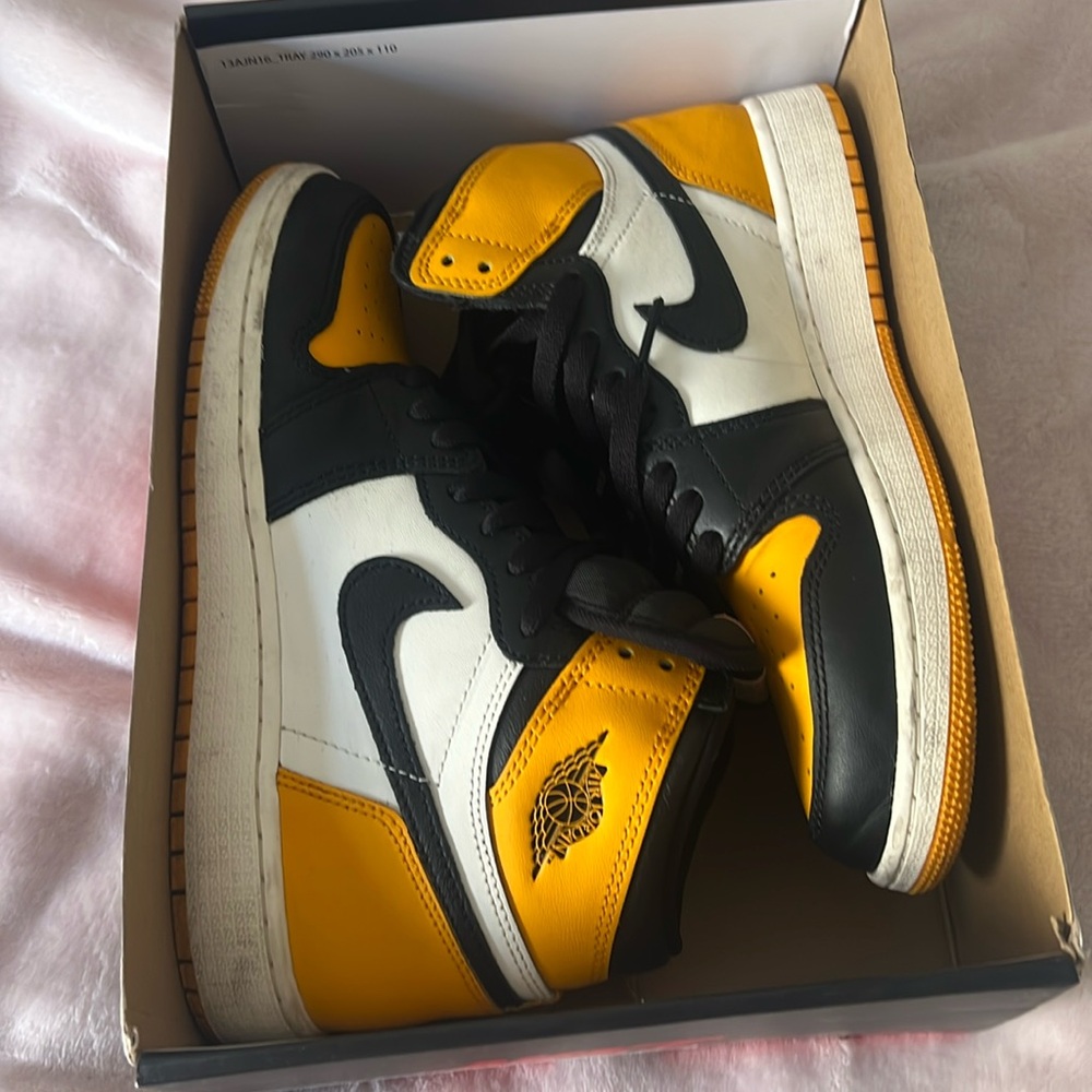 Jordan retro high taxi yellow
